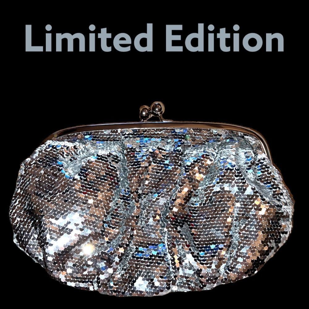 Vintage Limited Edition gorgeous clamshell silver sequined evening bag !
